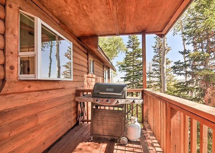< 1 Mi To Brian Head Resort: Mtn-View Gem W/ Deck