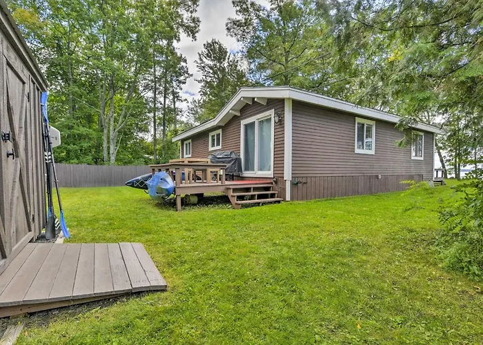 Cozy Lake Champlain Cottage W/ Private Beach!