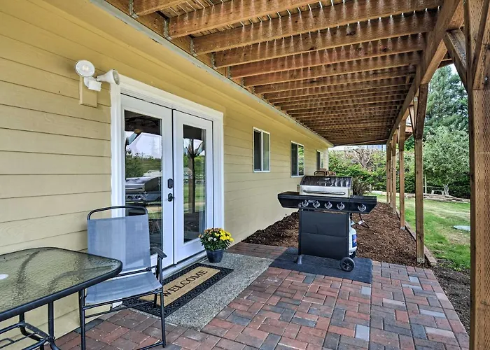 Cozy Port Orchard Home W/ Grill & Fire Pit!