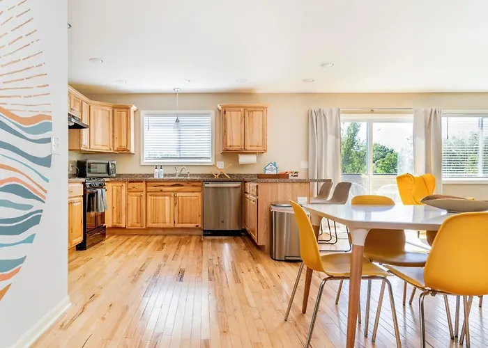 Large 5 Bed Lake Geneva Home 4 Blocks From Lake!