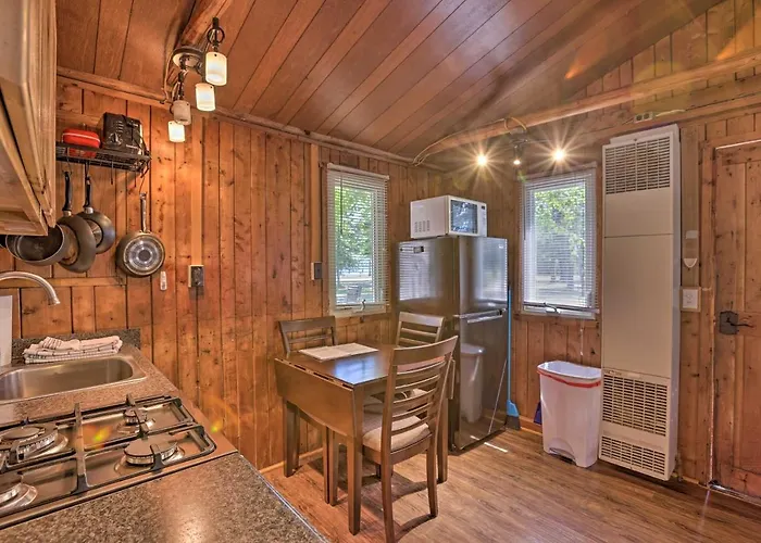 Steps To Beach! Dog-Friendly Suttons Bay Cottage