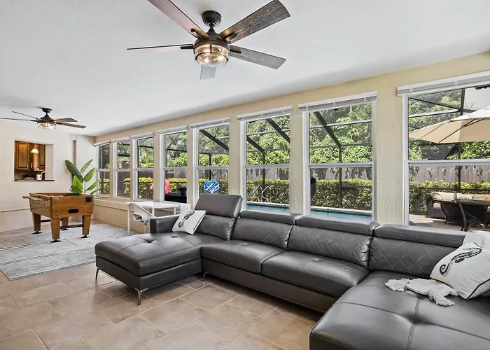 Spacious & Sunny Family Gem - Heated Pool, Firepit And Game Room