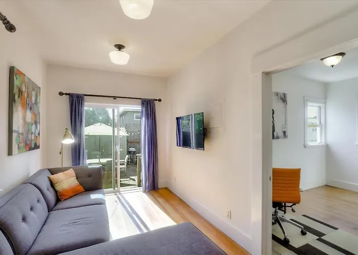 Light Filled Condo 3 Bedrm With Enclosed Sunny Backyard