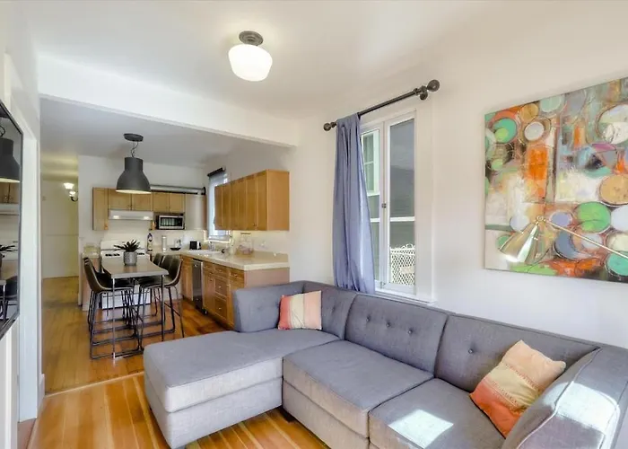 Light Filled Condo 3 Bedrm With Enclosed Sunny Backyard