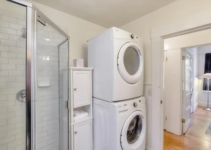Light Filled Condo 3 Bedrm With Enclosed Sunny Backyard