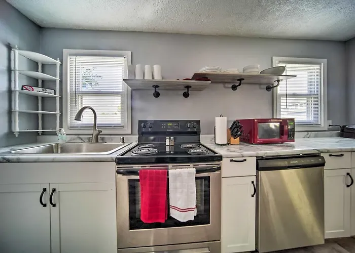Spacious Geneva House < .5 Mi To The Strip!
