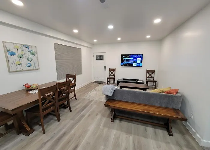Spacious & Modern Apartment, Close To Universities And Mountains