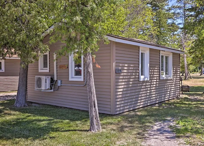 Steps To Beach! Dog-Friendly Suttons Bay Cottage