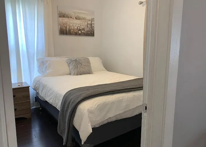 The Cottage! Chic Bungalow Near Old Town Square!