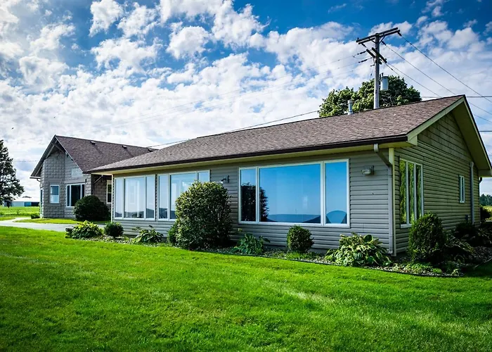 Cozy Lakefront Cottage