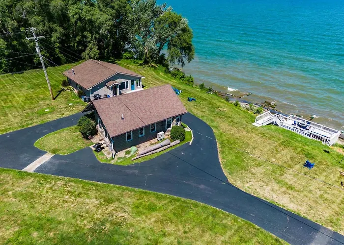 Cozy Lakefront Cottage