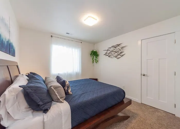 Modern Decor & Style King Bed Wifi With Garage