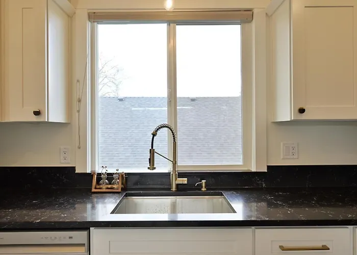 Modern Upstairs Loft - Newly Renovated!