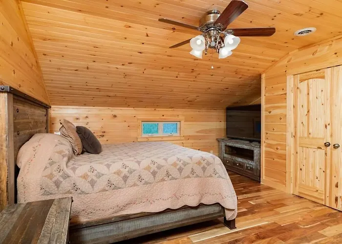 Smoke Rise Barn - Great Lake Front, Large Dock, 4Bdrm, Pool Table