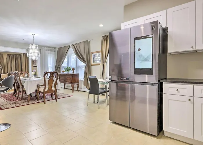 2 Mi To Downtown: Springfield Apt W/ Balcony!