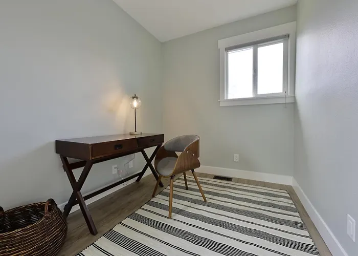 Modern Upstairs Loft - Newly Renovated!