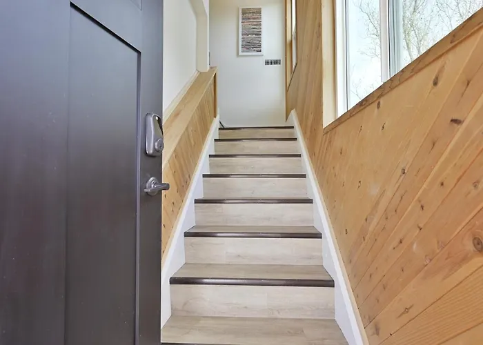 Modern Upstairs Loft - Newly Renovated!