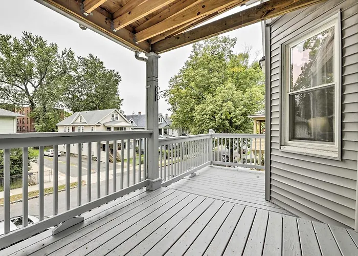 2 Mi To Downtown: Springfield Apt W/ Balcony!