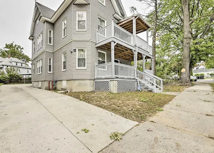 2 Mi To Downtown: Springfield Apt W/ Balcony!