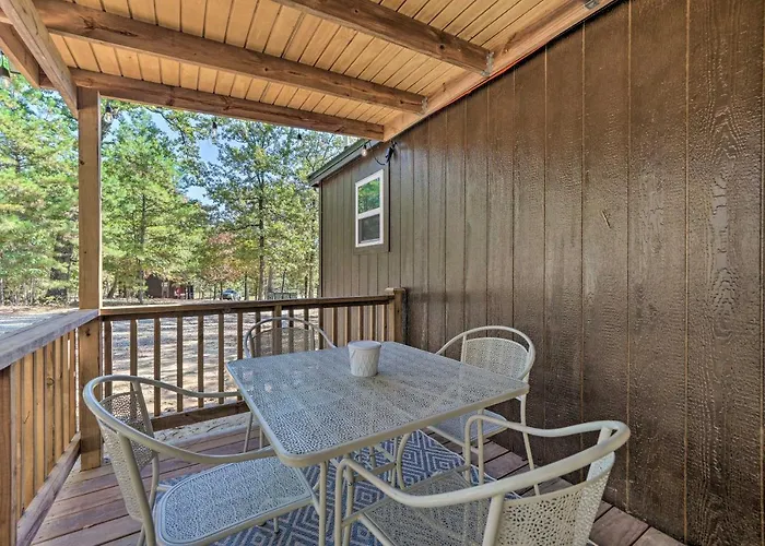 Hot Tub Relaxation! Dreamy Cabin Near Beavers Bend