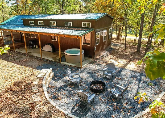 Hot Tub Relaxation! Dreamy Cabin Near Beavers Bend