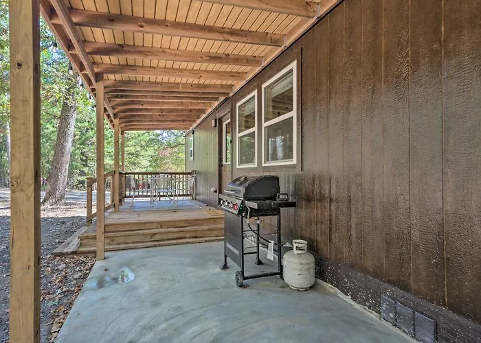 Hot Tub Relaxation! Dreamy Cabin Near Beavers Bend