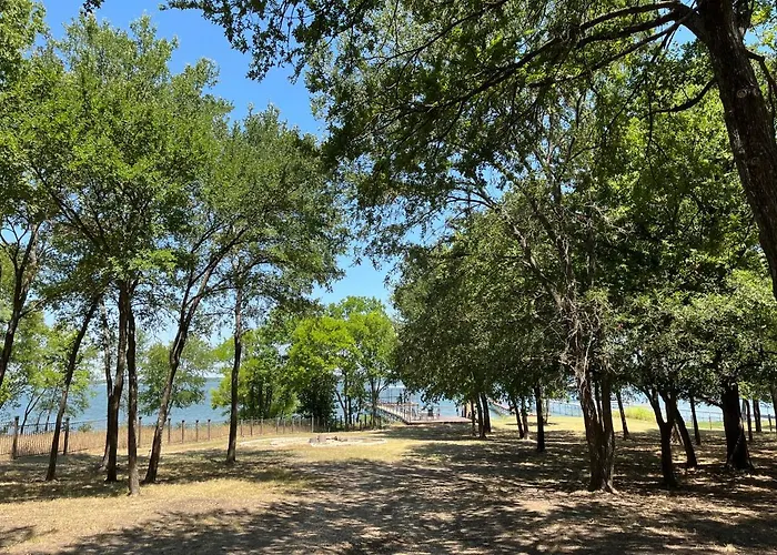 Beautiful Lakefront House In Private Woods