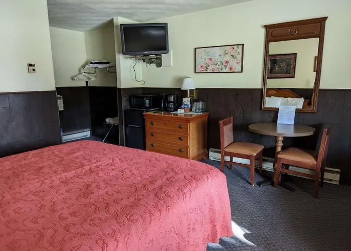 Crossroads Motel & Cabins