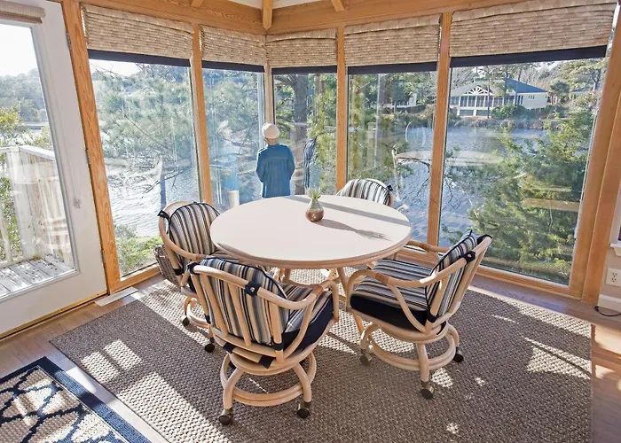 Cozy Coastal Escape 3Br 3Ba Lakefront Tranquility