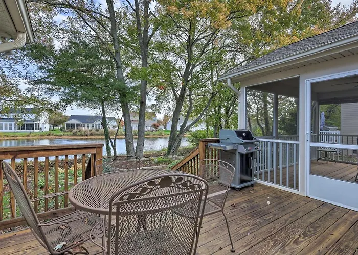 3 Mi To Coast: Pool & Serene Pond Views