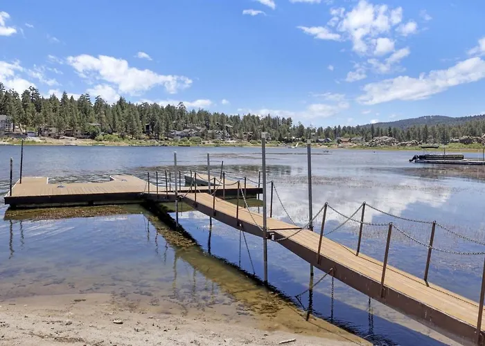 Cove Lakefront Chalet- Hot Tub- Games- Boat Dock