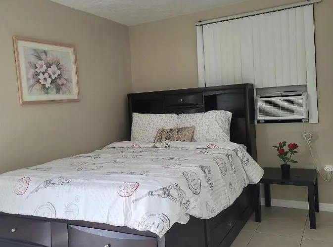 Private Guesthouse Near Siesta Key & Downtown