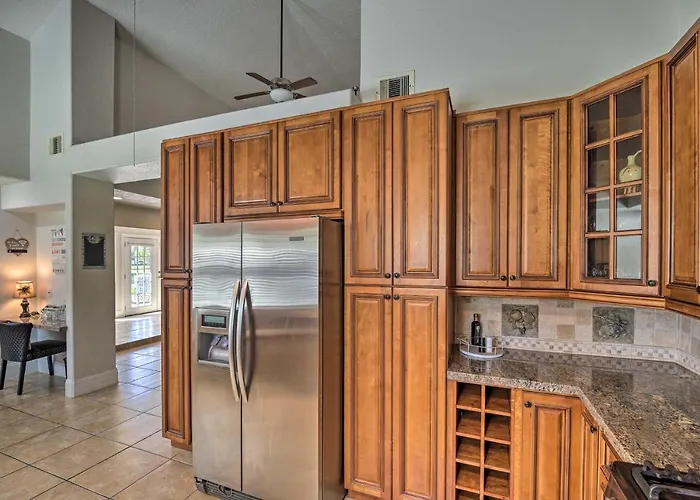Spacious Seabrook Home W/ Patio: 1 Mi To Beach!