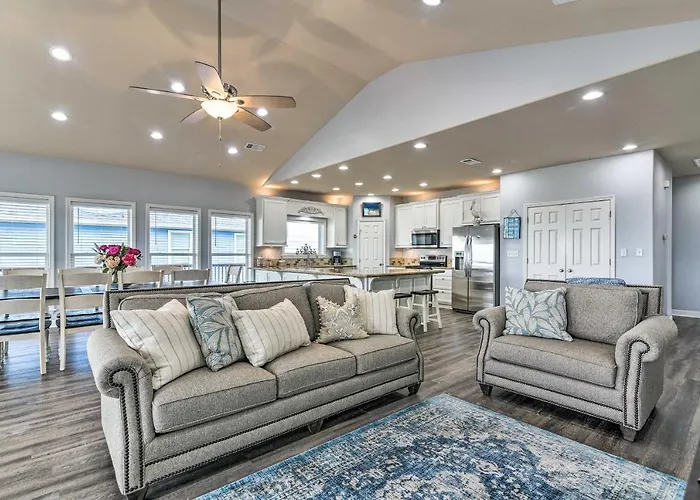 Group Getaway W/ Deck, Steps To Crystal Beach!