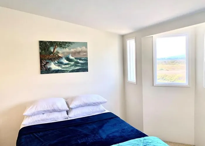 Modern & Cozy Gem ~ Walk To The Beach ~ Queen Beds