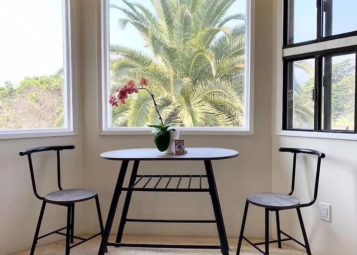 Modern & Cozy Gem ~ Walk To The Beach ~ Queen Beds