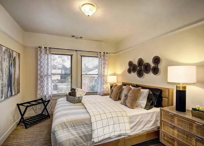 Charming 2Bed French Colonial Apartment In Desirable Midtown Sacramento