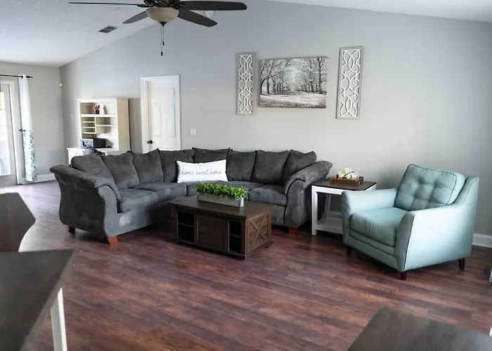 Modern 3Br Home, Saltwater Pool, Fenced Yard