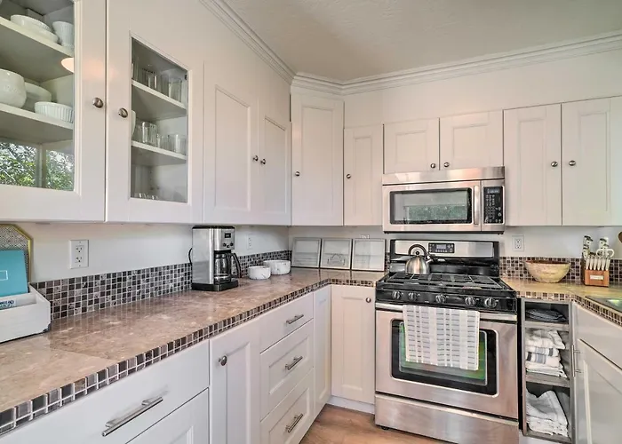 Cozy Cali Condo, Walk To Summerland Beach!