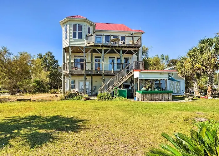 Charming Waterfront Home: Fish, Boat + More!