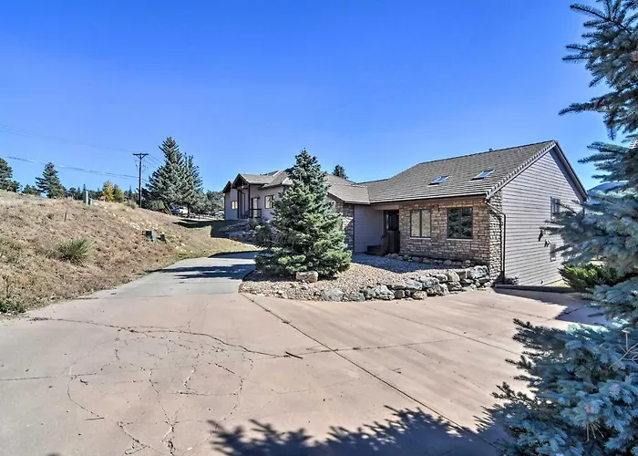 Family-Friendly Home W/ Hot Tub: 1 Mi To Dtwn