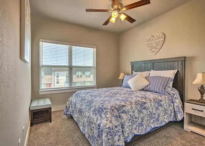 College Station Townhome W/ Furnished Patio!