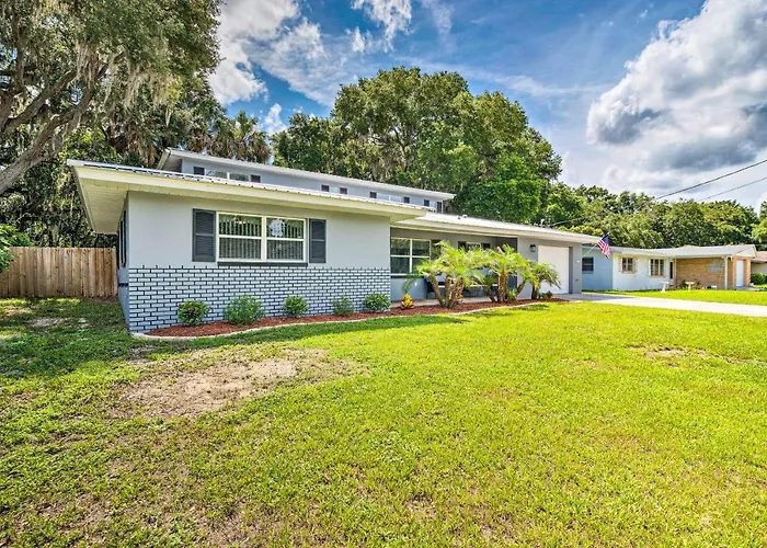 Hot Tub + Game Room: Crystal River Retreat!