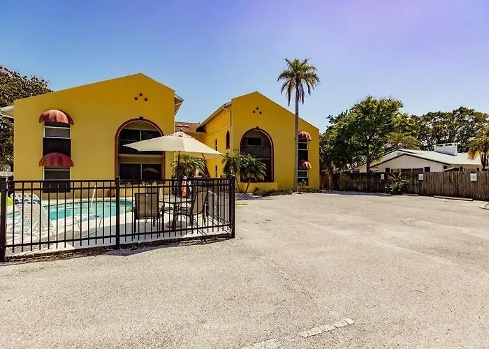 *Eclectic hidden Gem / Tiki Bar&Pool*