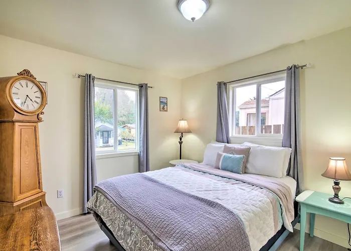 Winchester Bay Apt Near Dunes & State Parks!