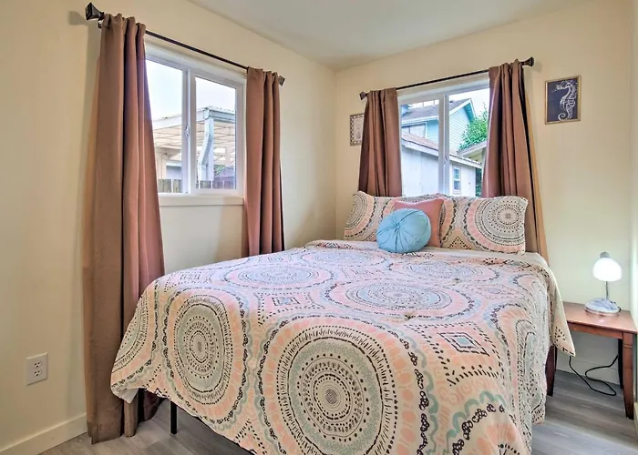 Winchester Bay Apt Near Dunes & State Parks!