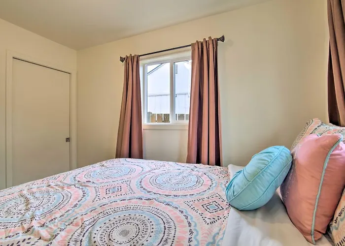 Winchester Bay Apt Near Dunes & State Parks!