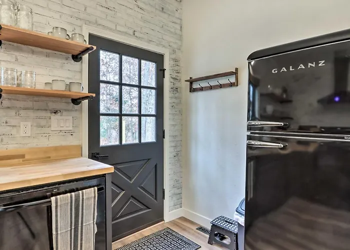 Pet & Family Friendly Cottage Near The Lake!