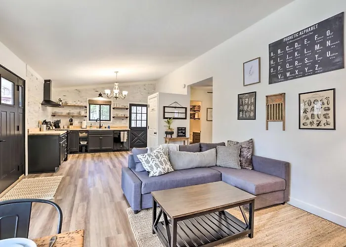 Pet & Family Friendly Cottage Near The Lake!