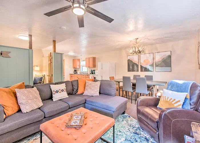 Near Hiking & Main St! Mtn-View Red River Retreat